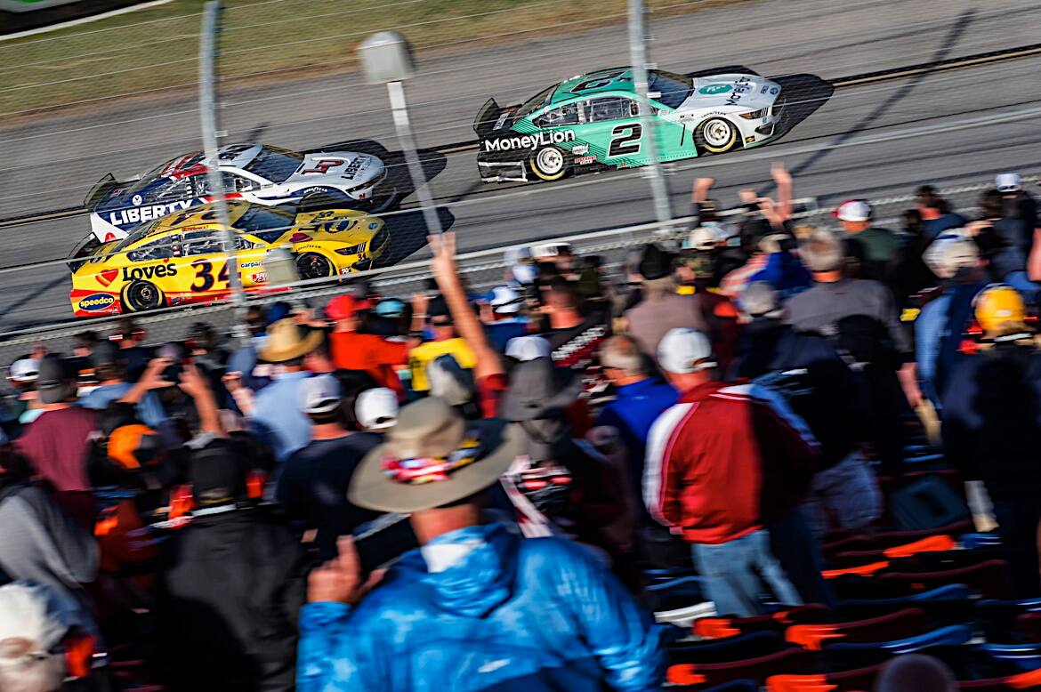 Ford dominated, leading 81 of the 191 laps and claiming four of the top five and 10 of the top 15. Ford dominated, leading 81 of the 191 laps and claiming four of the top five and 10 of the top 15.